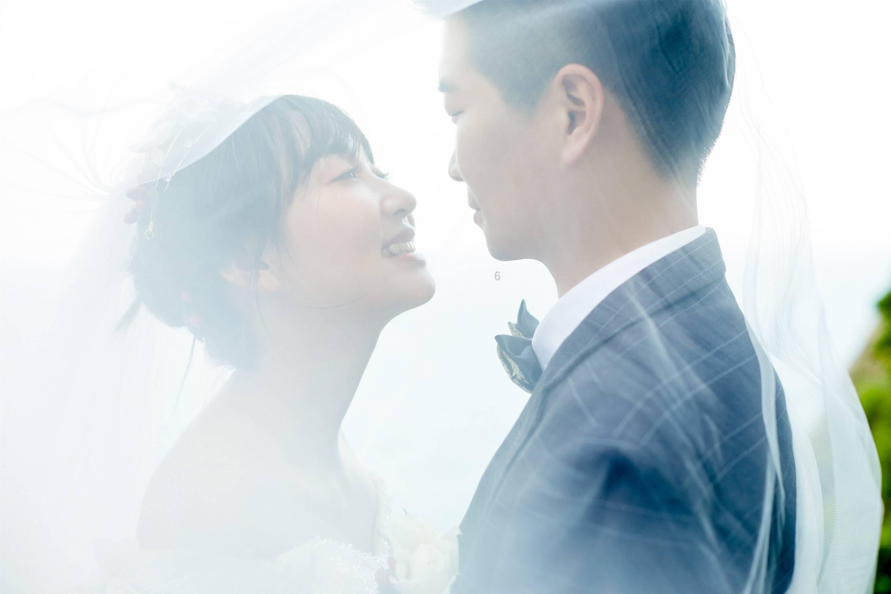 央视主持胡蝶:美貌才华并存,嫁导演陆川9年育2娃,如今生活幸福